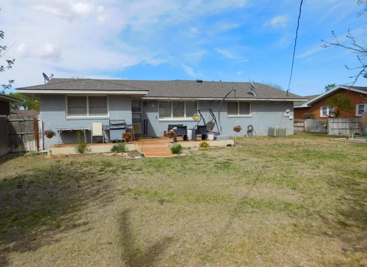 Photo 21 — 327 W Avenue J, Muleshoe, TX 79347