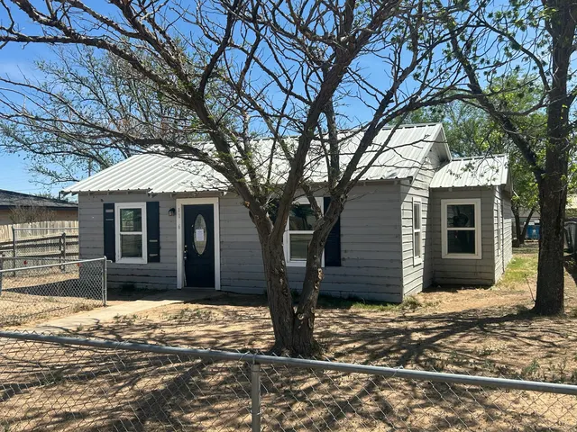 Photo 2 — 1106 10th Street, Levelland, TX 79336