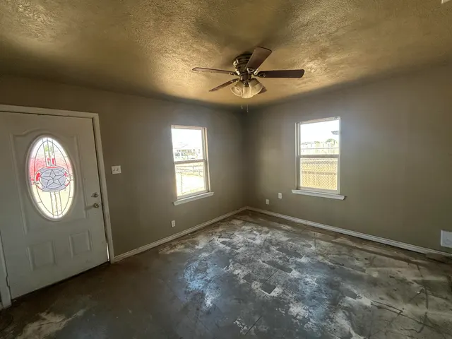 Photo 3 — 1106 10th Street, Levelland, TX 79336