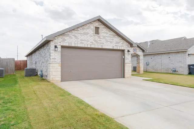 Photo 2 — 7429 32nd Street, Lubbock, TX 79407