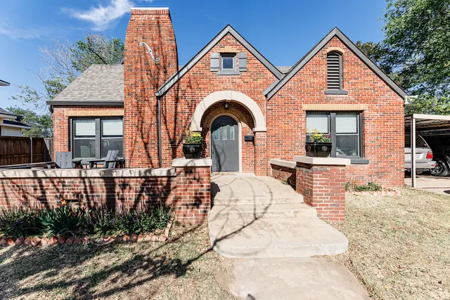Photo 2 — 1712 Avenue X, Lubbock, TX 79401