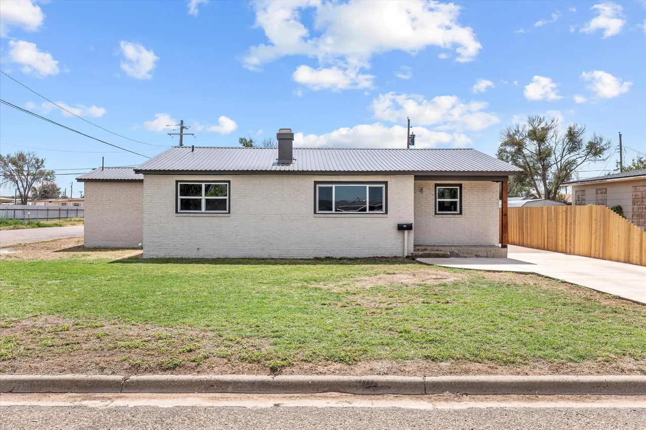 Photo 2 — 202 W Jackson Street, Levelland, TX 79336