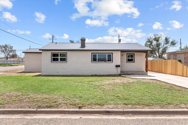 Photo 2 — 202 W Jackson Street, Levelland, TX 79336