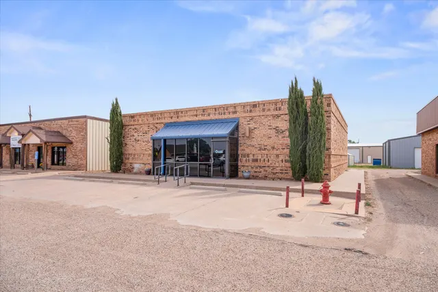 Photo 2 — 122 Clubview Drive, Levelland, TX 79336