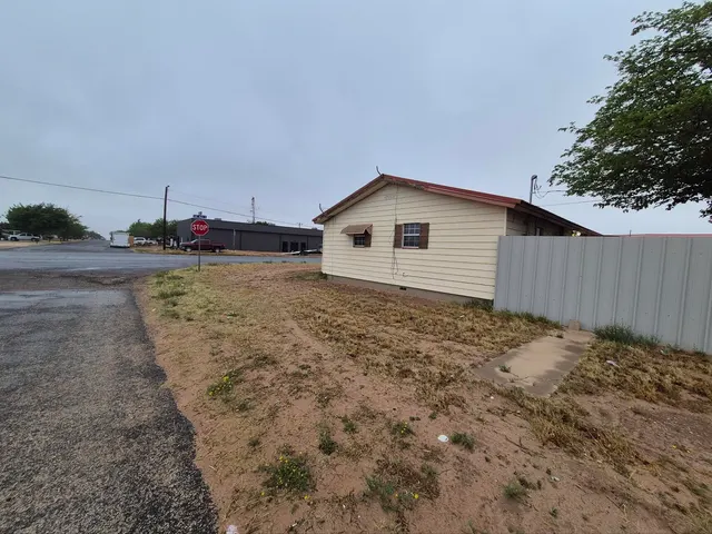 Photo 6 — 909 SW Avenue G, Seminole, TX 79360