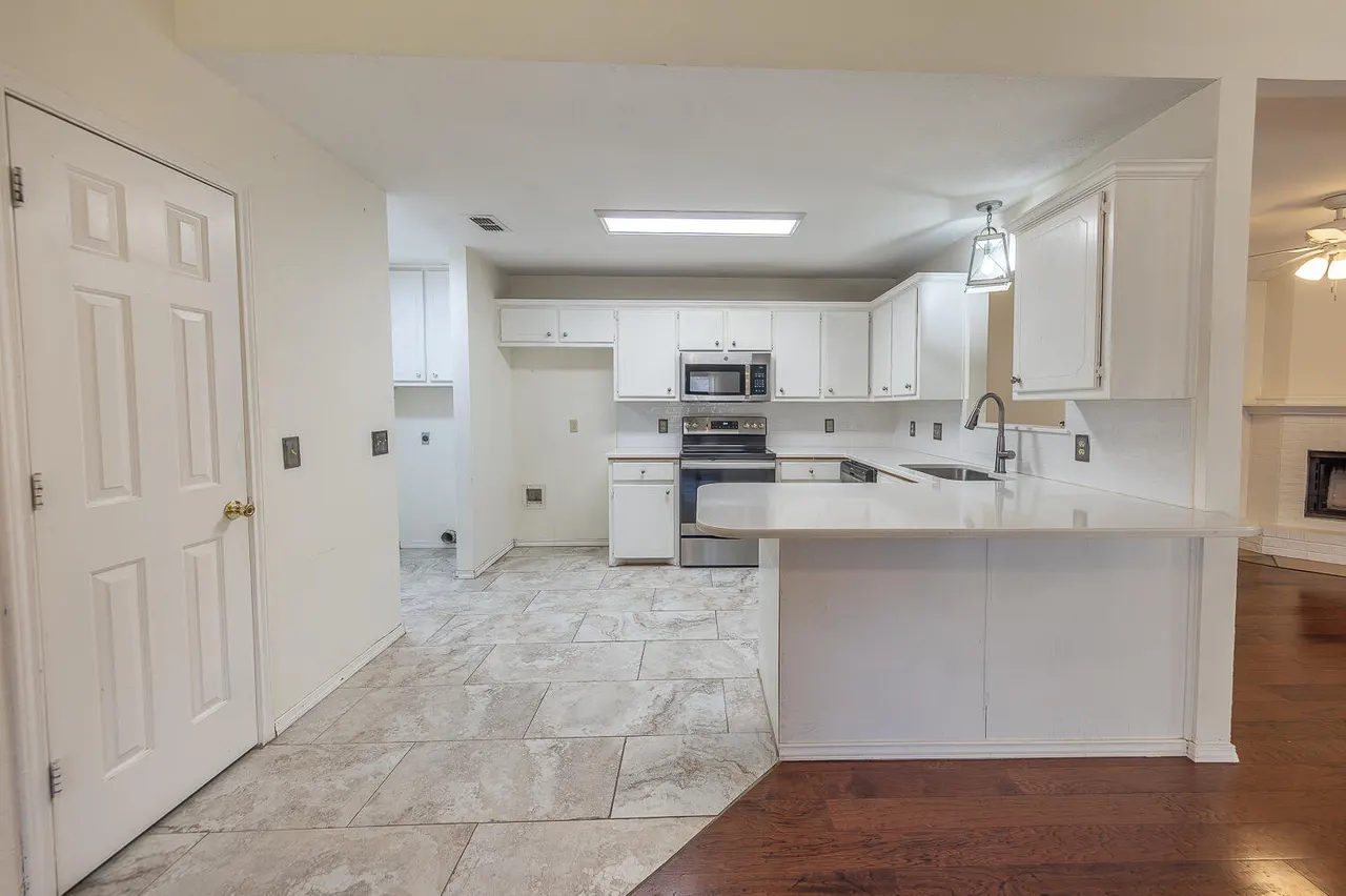 Photo 6 — 1036 Iola Avenue, Lubbock, TX 79416