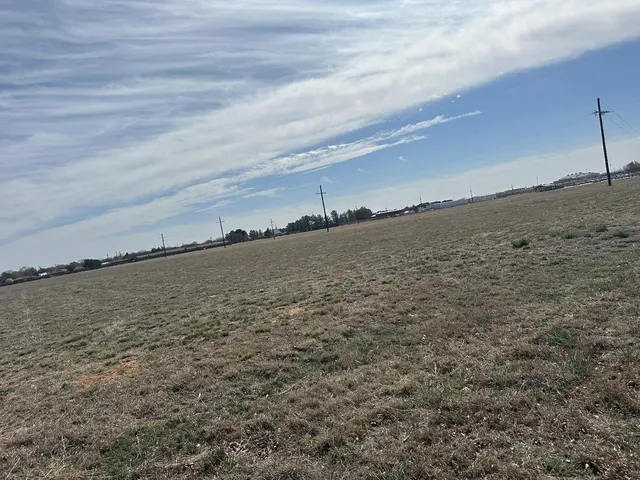 Photo 3 — 1717 West Avenue, Levelland, TX 79336