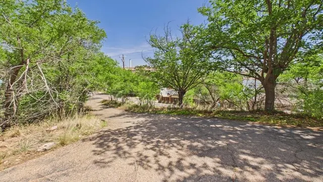 Photo 5 — 590 Comanche Drive, Lubbock, TX 79404