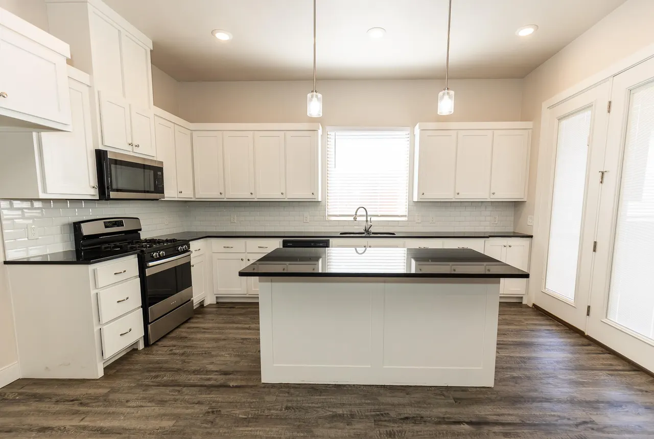 Photo 5 — 6910 17th Street, Lubbock, TX 79407