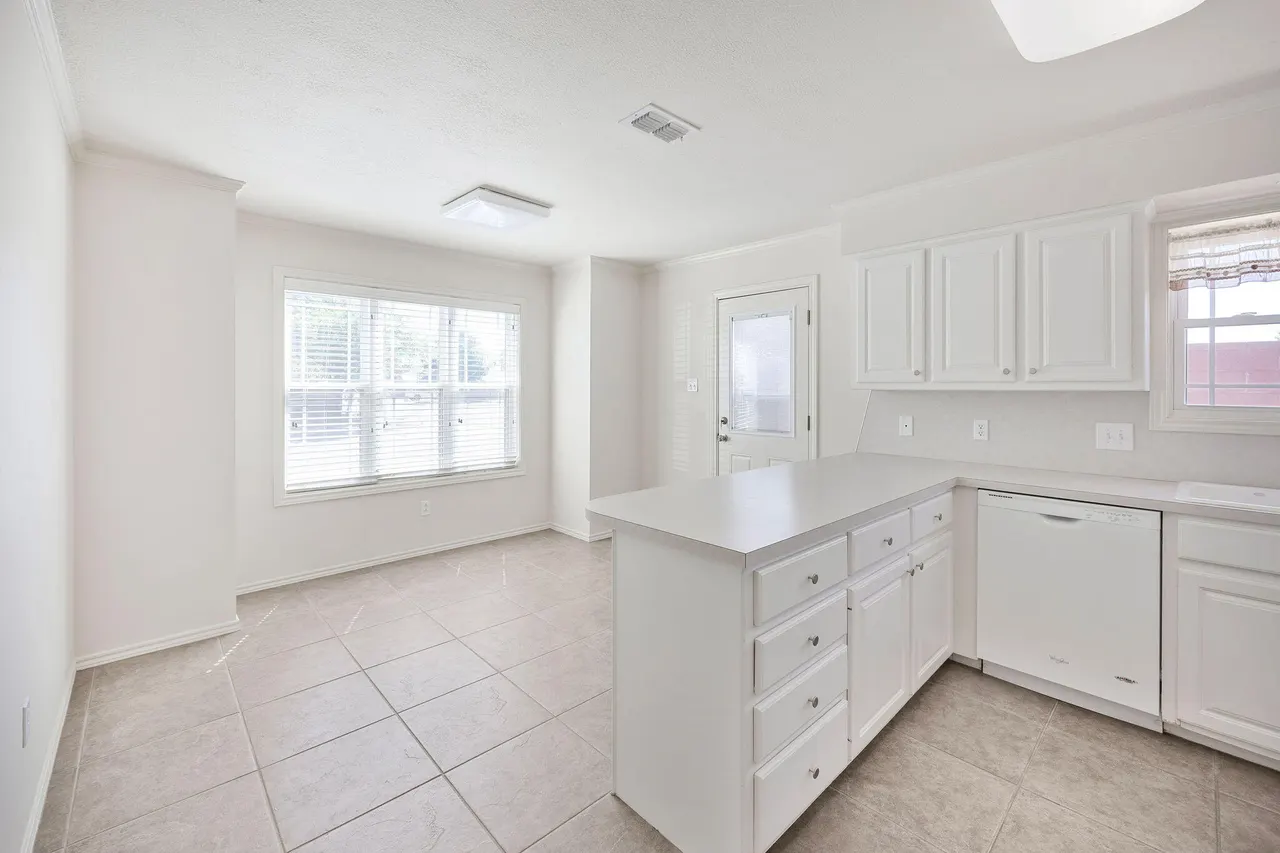 Photo 4 — 8312 Elgin Avenue, Lubbock, TX 79423