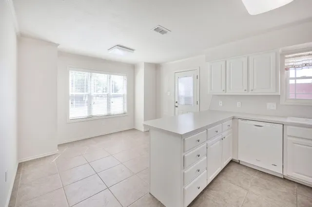 Photo 4 — 8312 Elgin Avenue, Lubbock, TX 79423