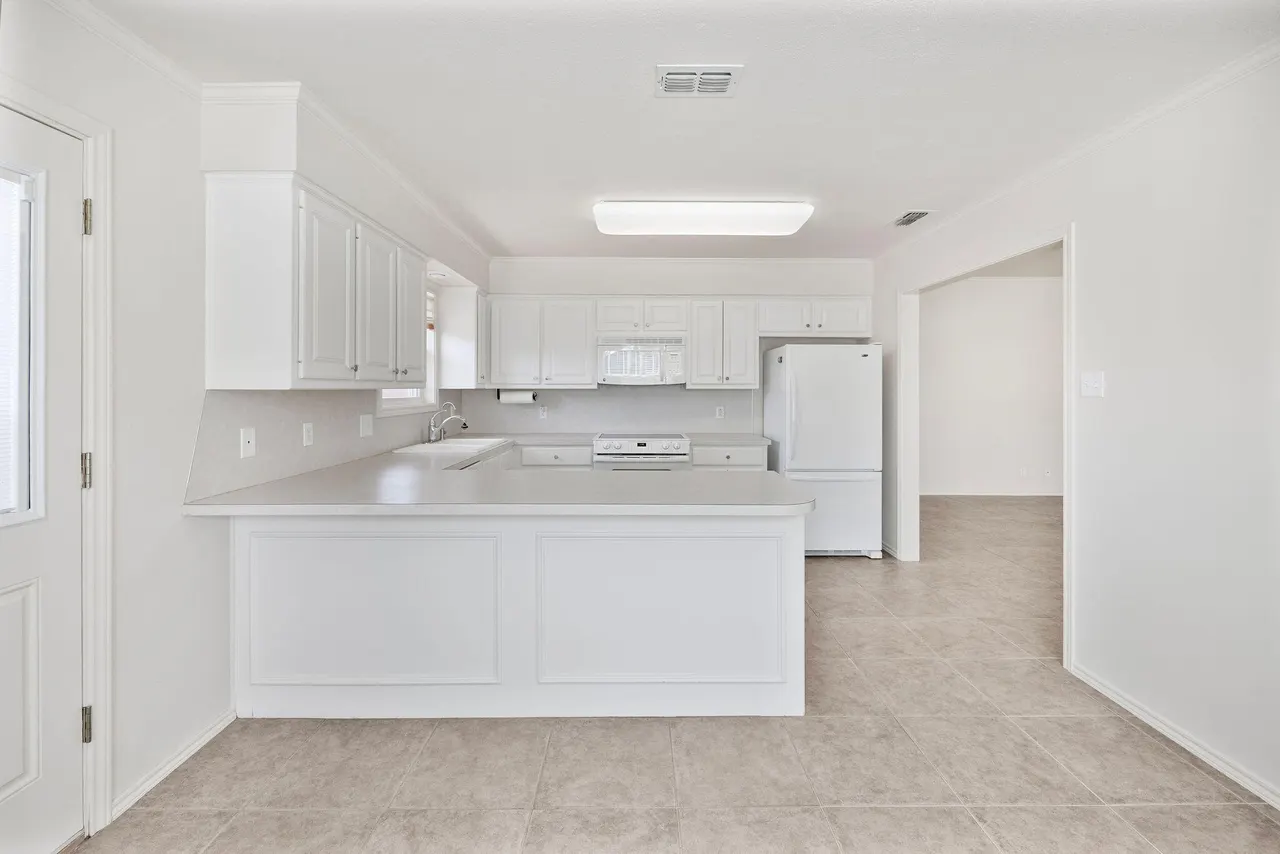 Photo 5 — 8312 Elgin Avenue, Lubbock, TX 79423