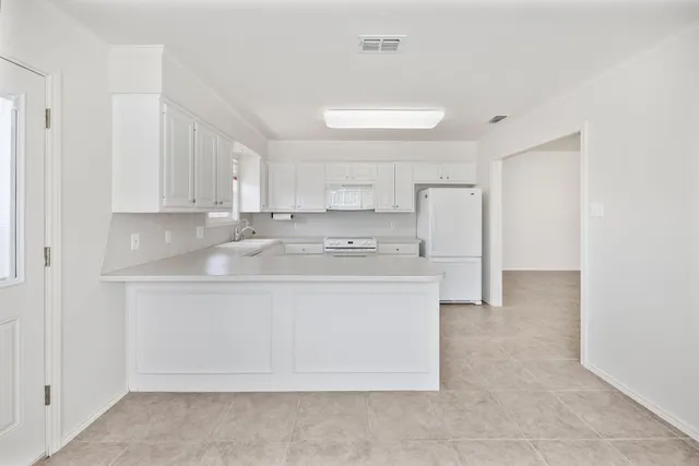 Photo 5 — 8312 Elgin Avenue, Lubbock, TX 79423