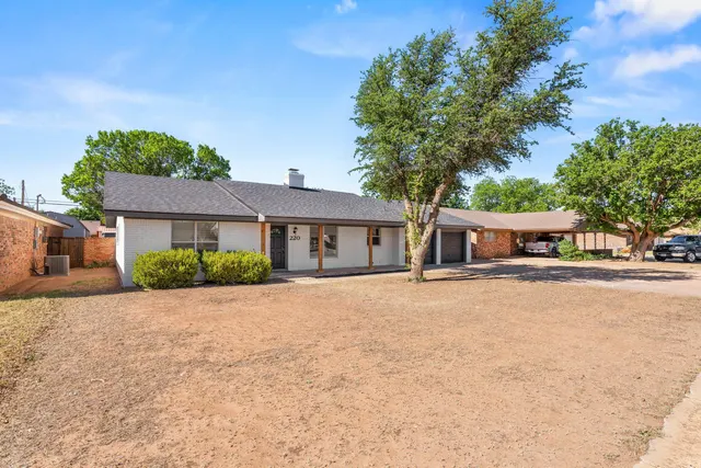 Photo 3 — 220 Sandalwood Lane, Levelland, TX 79336