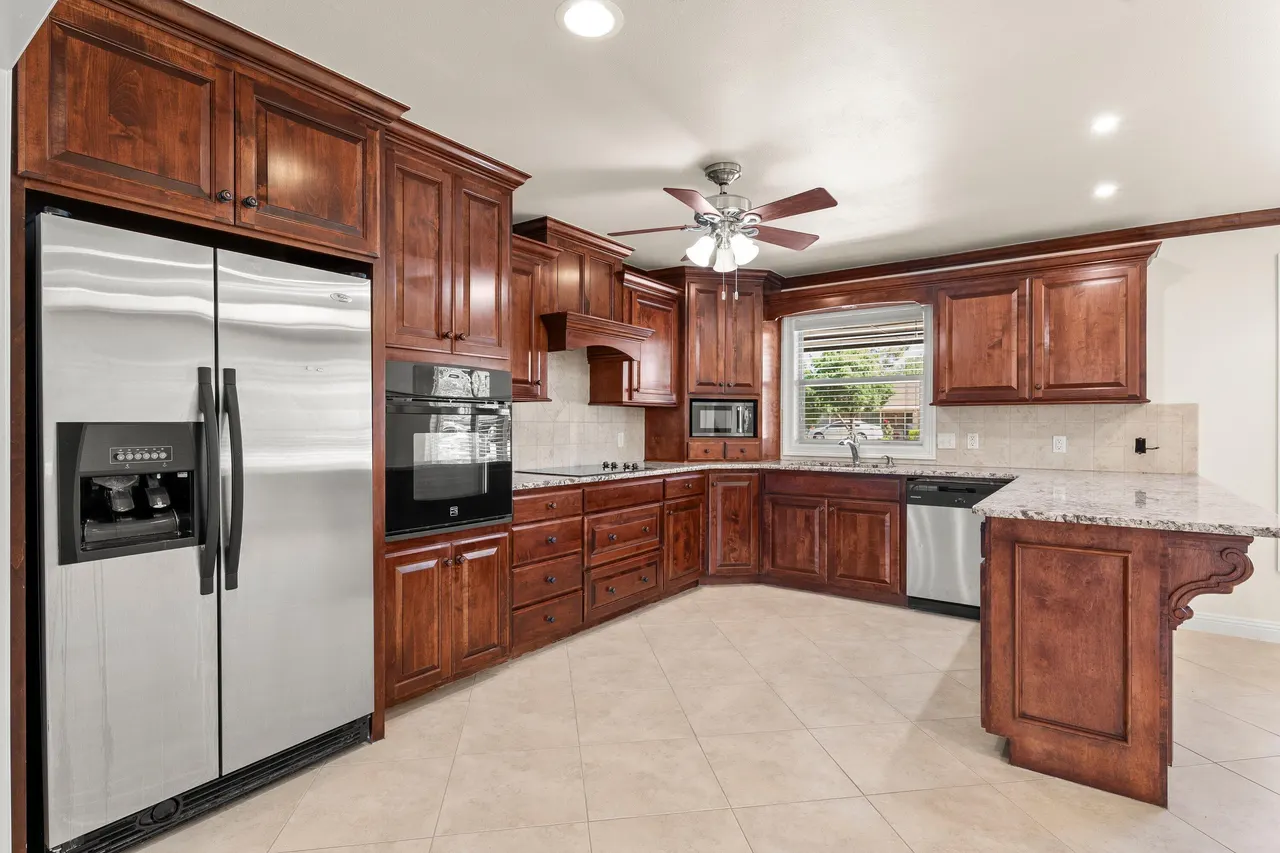 Photo 14 — 220 Sandalwood Lane, Levelland, TX 79336