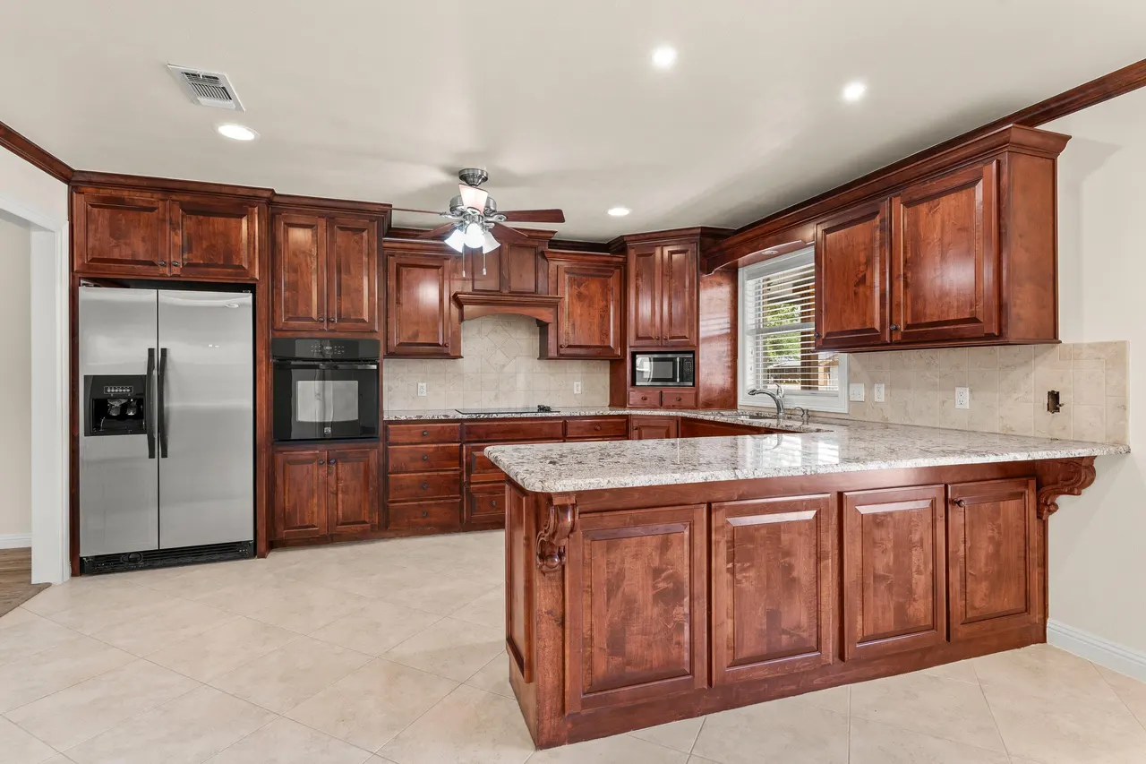 Photo 15 — 220 Sandalwood Lane, Levelland, TX 79336