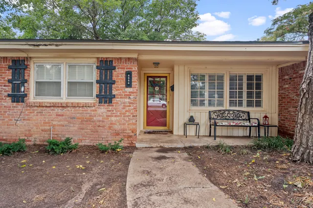 Photo 2 — 6006 Oxford Avenue, Lubbock, TX 79413