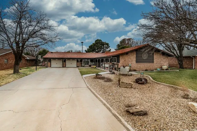 Front exterior — 210 Comanche Trail, Tulia, TX 79088
