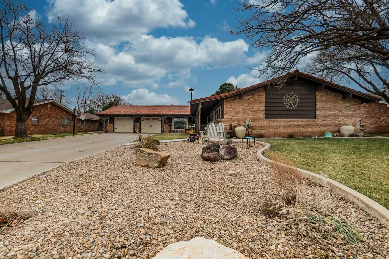 Photo 2 — 210 Comanche Trail, Tulia, TX 79088