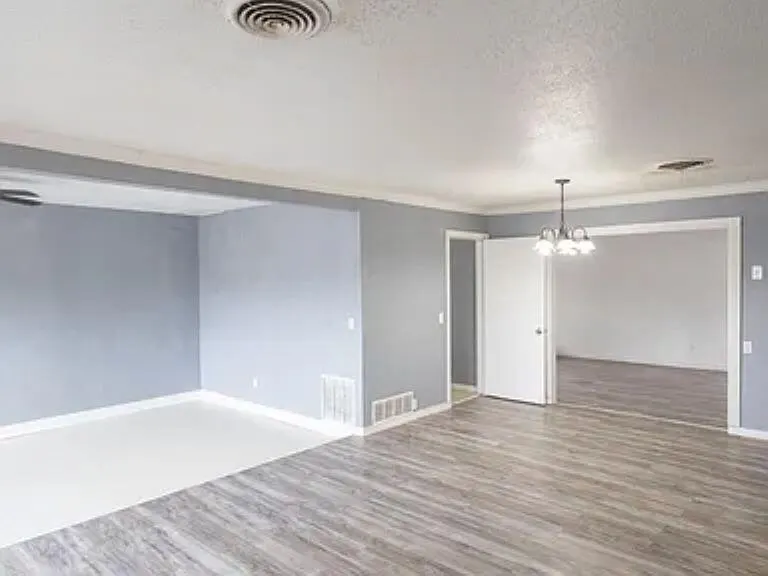 Photo 5 — 1320 43rd Street, Lubbock, TX 79412