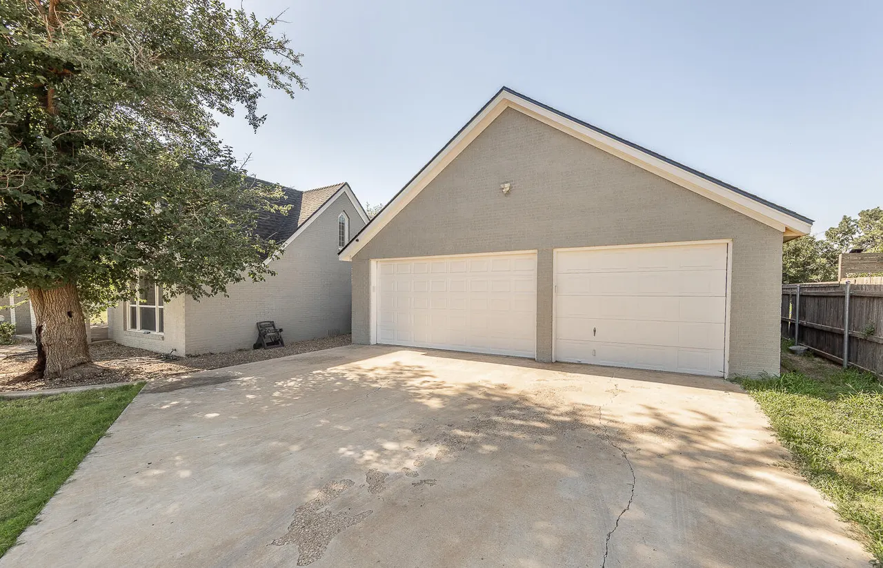 Photo 2 — 304 Cactus Drive, Levelland, TX 79336