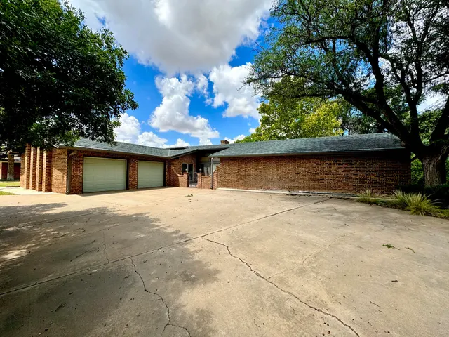 Front exterior — 215 Lometa Drive, Plainview, TX 79072