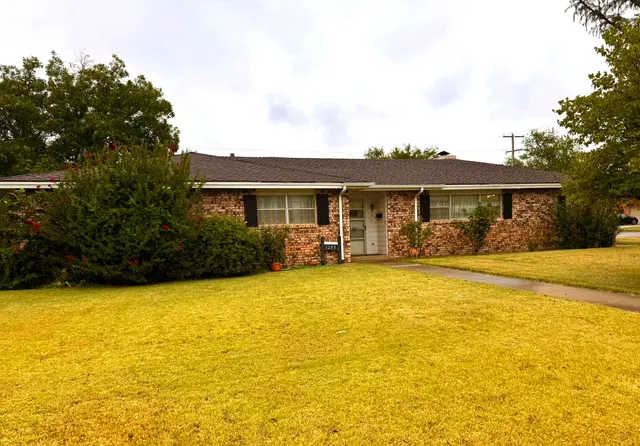 Photo 2 — 1209 Garland Street, Plainview, TX 79072