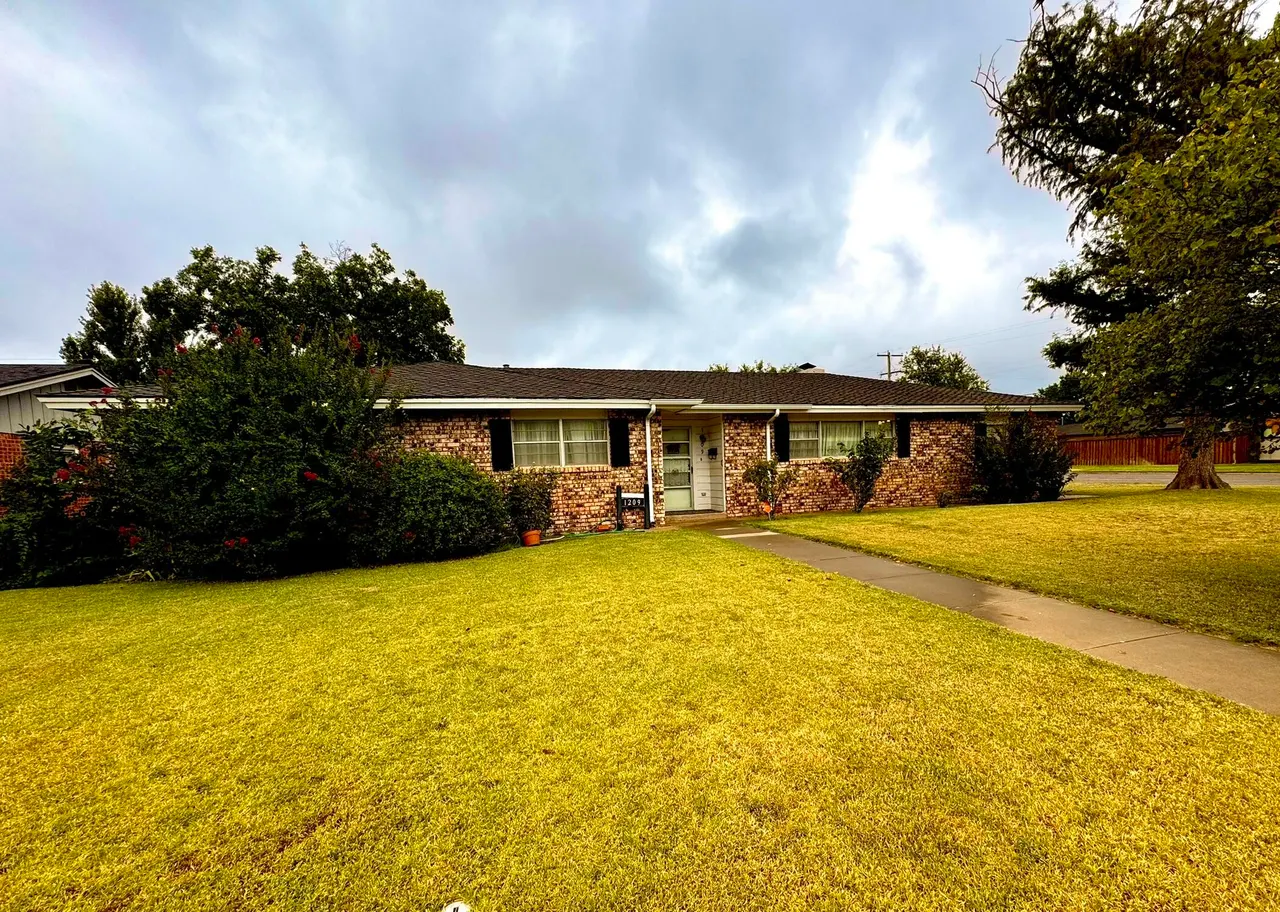 Photo 3 — 1209 Garland Street, Plainview, TX 79072