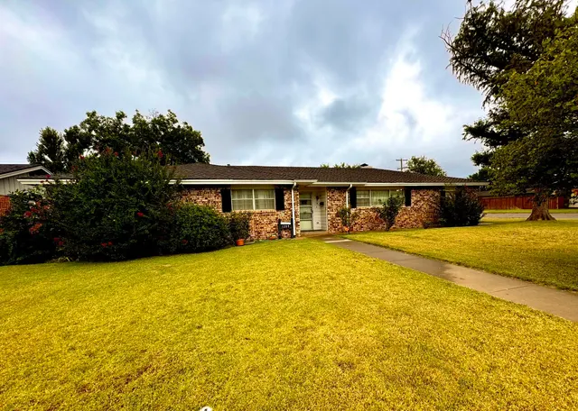 Photo 3 — 1209 Garland Street, Plainview, TX 79072