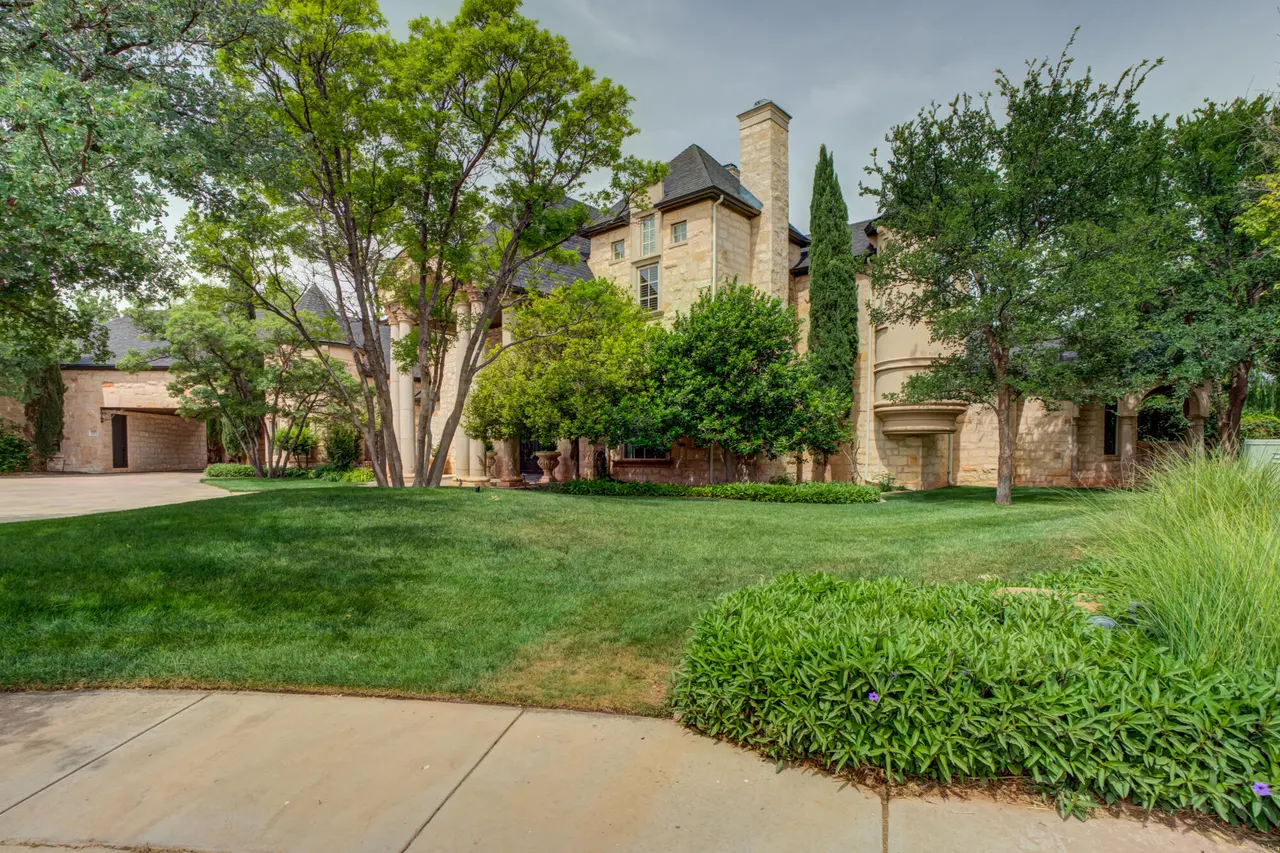 Photo 4 — 11002 Richmond Avenue, Lubbock, TX 79424