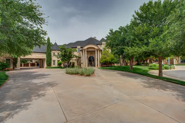 Photo 3 — 11002 Richmond Avenue, Lubbock, TX 79424