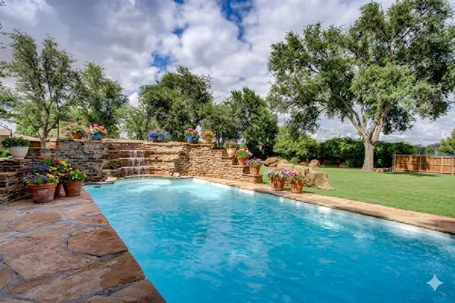 Photo 4 — 4902 19th Street, Lubbock, TX 79407