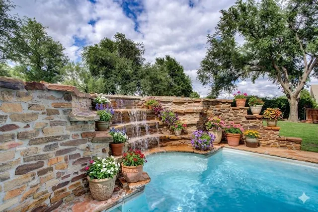 Photo 3 — 4902 19th Street, Lubbock, TX 79407