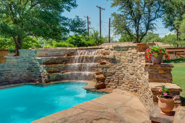 Photo 8 — 4902 19th Street, Lubbock, TX 79407