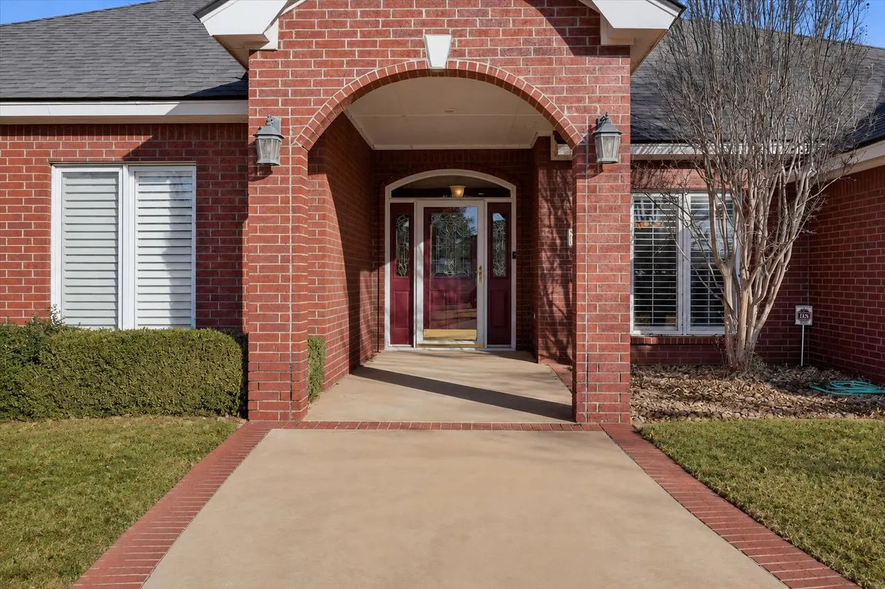 Photo 2 — 1703 E Casa Linda Lane, Brownfield, TX 79316