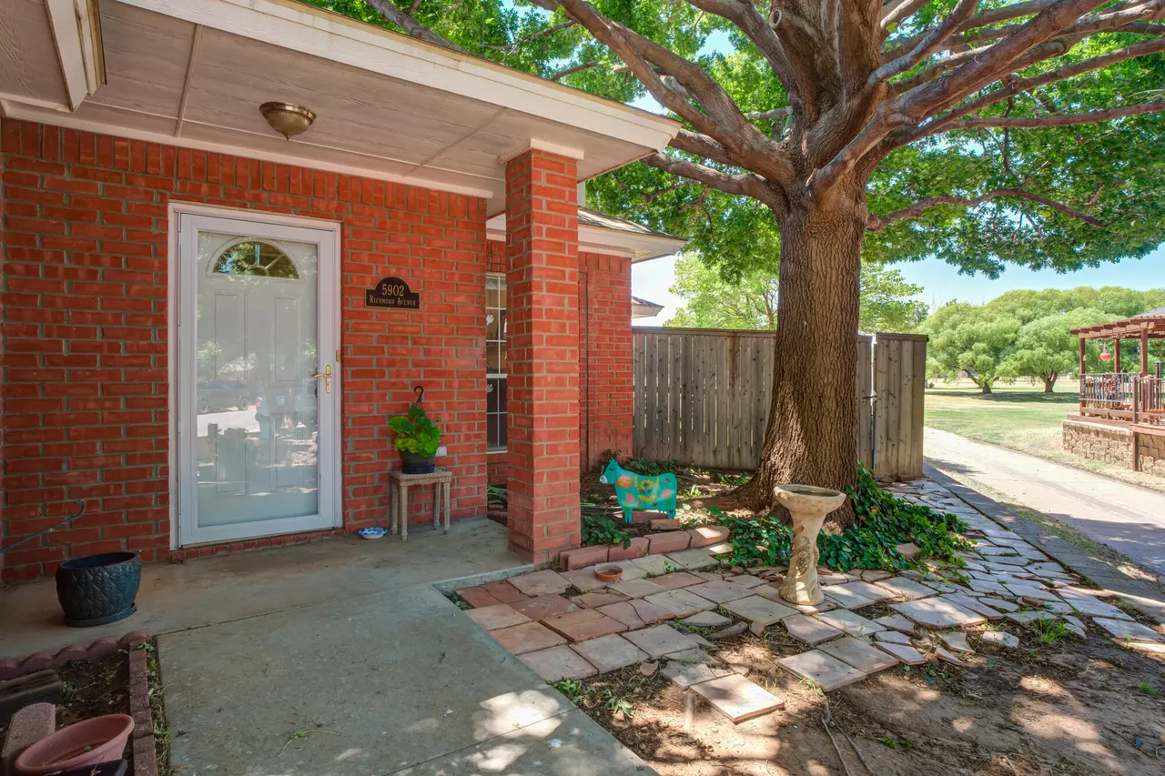 Photo 7 — 5902 Richmond Avenue, Lubbock, TX 79414