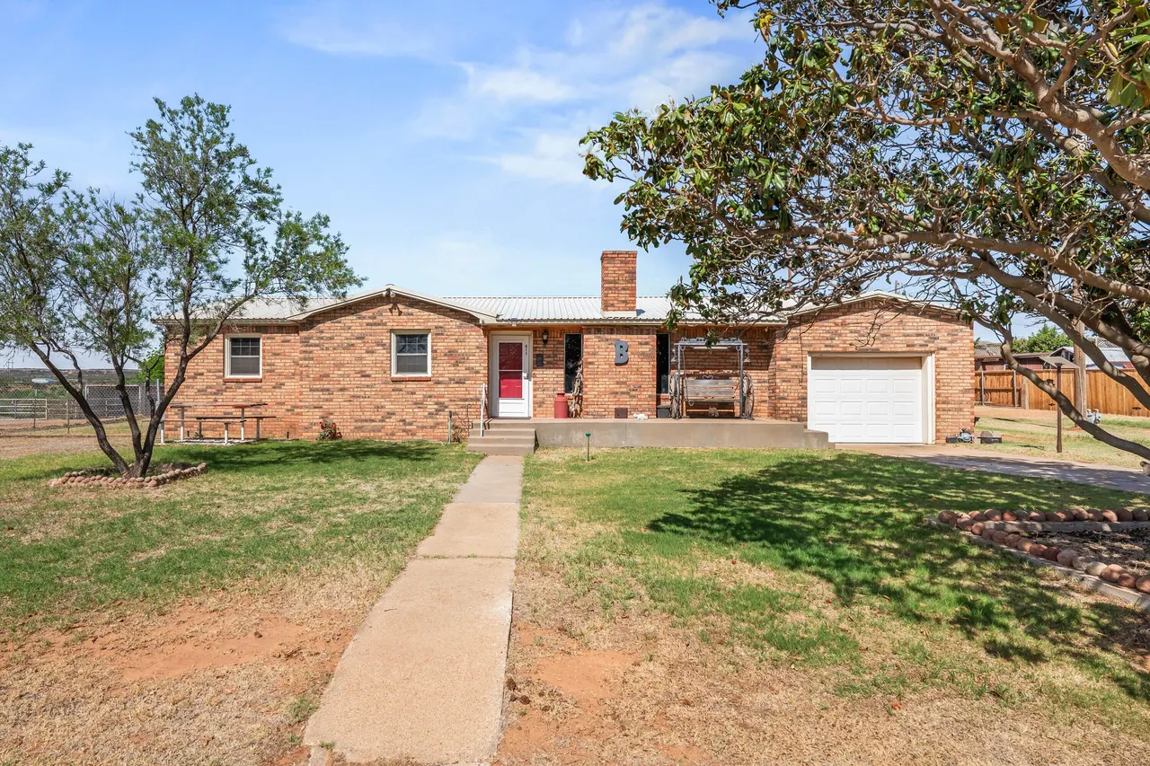 Front exterior — 611 S Avenue R, Post, TX 79356