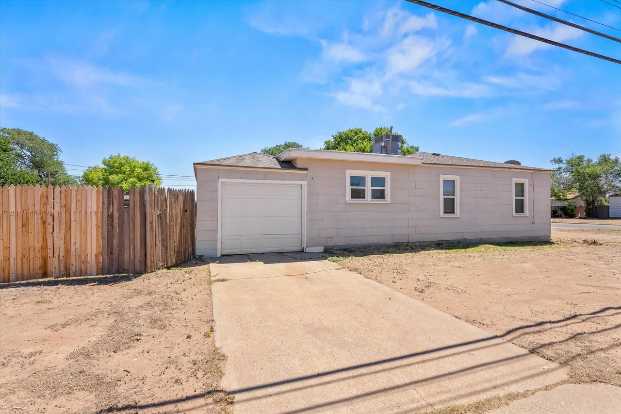 Photo 2 — 211 16th Street, Levelland, TX 79336