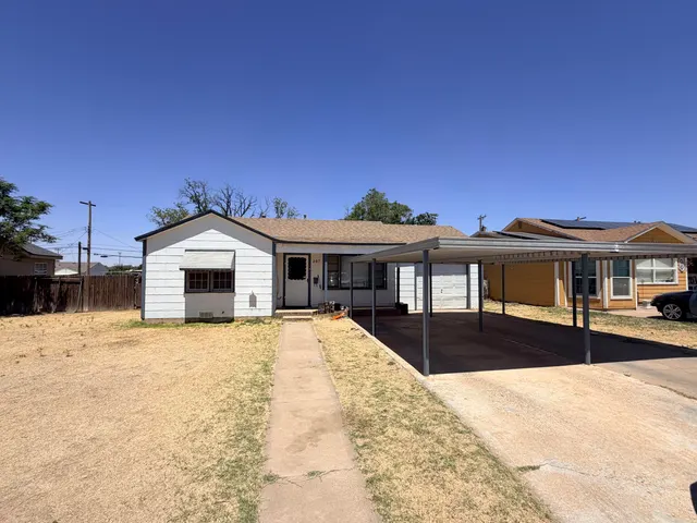 Photo 2 — 207 SE 5th Street, Plainview, TX 79072