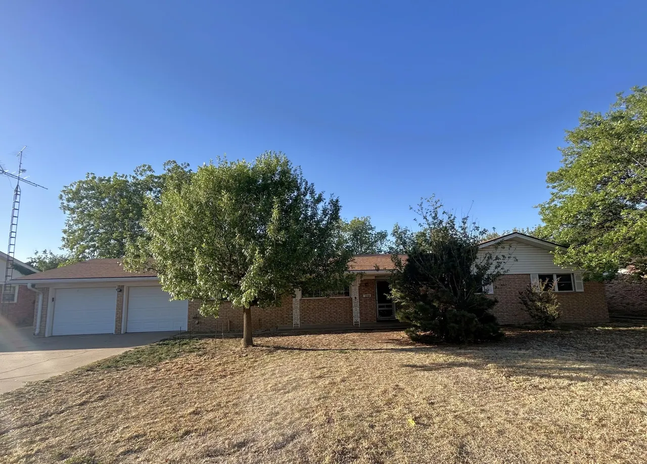 Front exterior — 2704 W 16th Street, Plainview, TX 79072