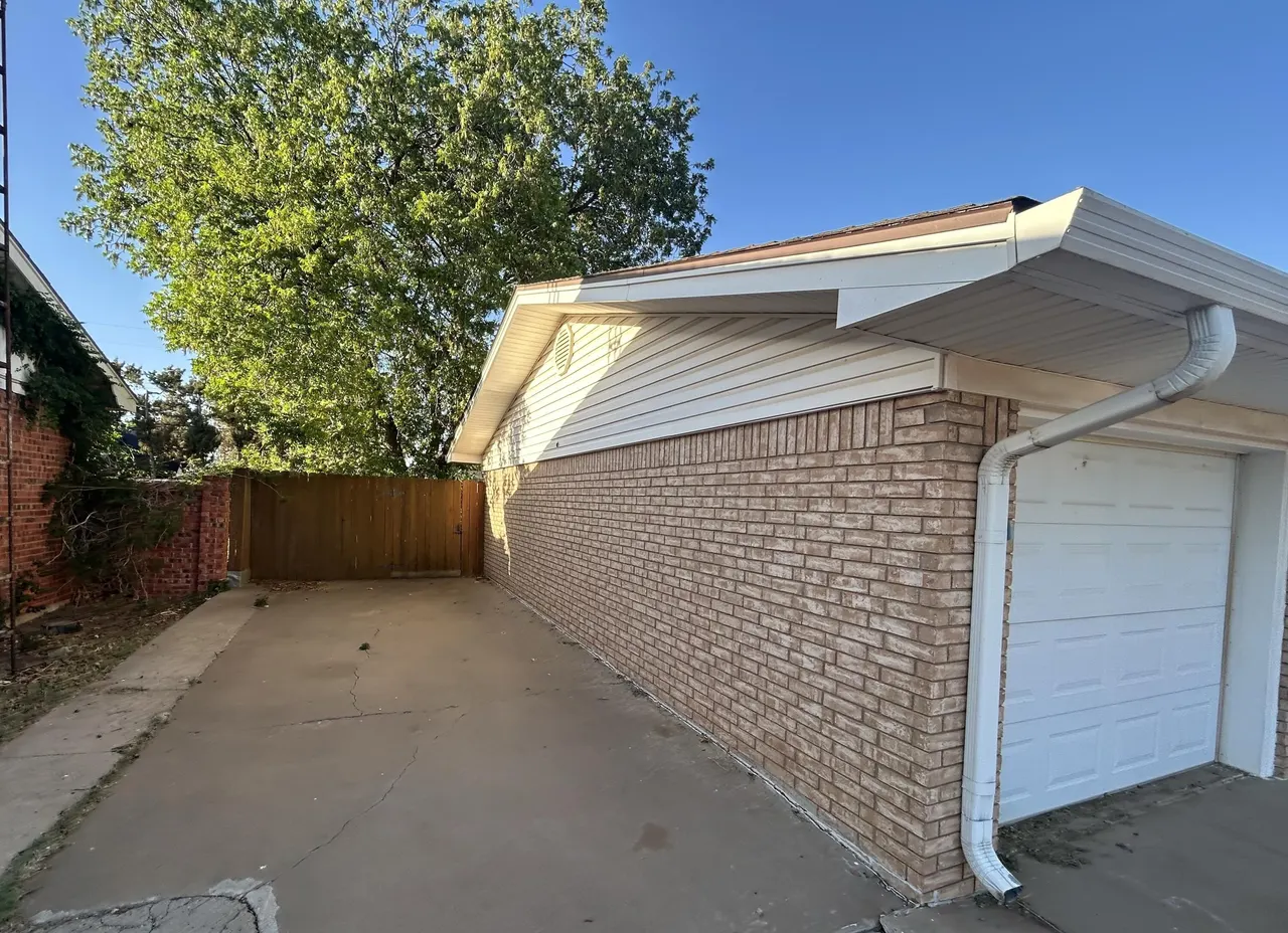 Photo 25 — 2704 W 16th Street, Plainview, TX 79072