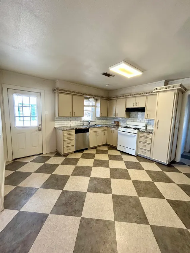 Photo 3 — 2610 36th Street, Lubbock, TX 79413