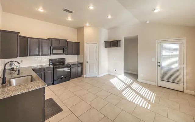 Photo 3 — 3618 Ridgely Avenue, Lubbock, TX 79407