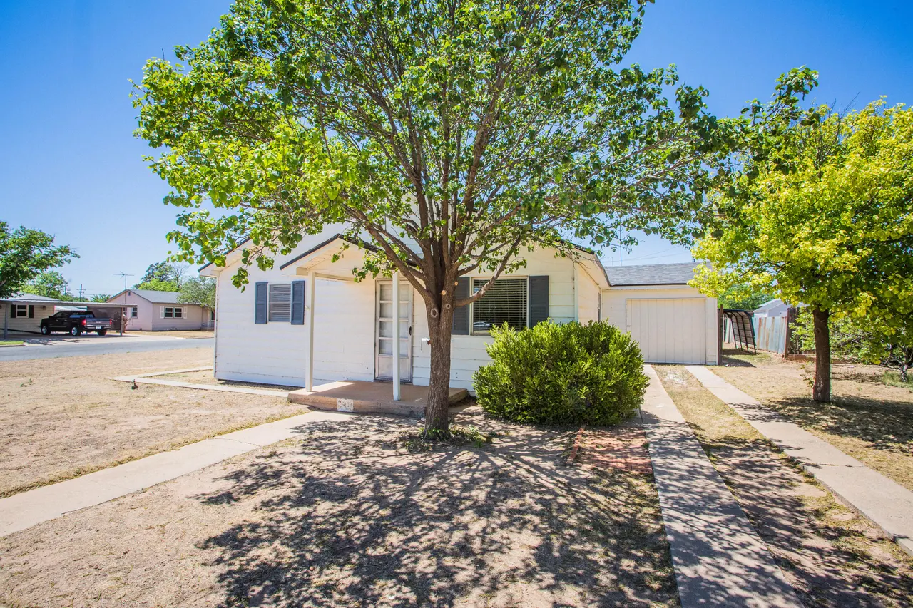 Photo 2 — 1308 Avenue A, Levelland, TX 79336
