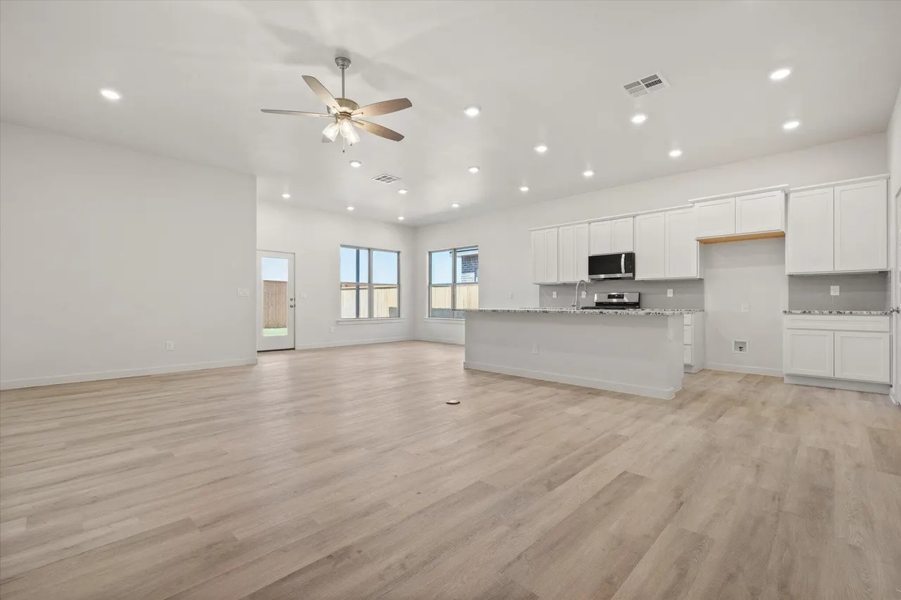Photo 5 — 6928 53rd Street, Lubbock, TX 79407