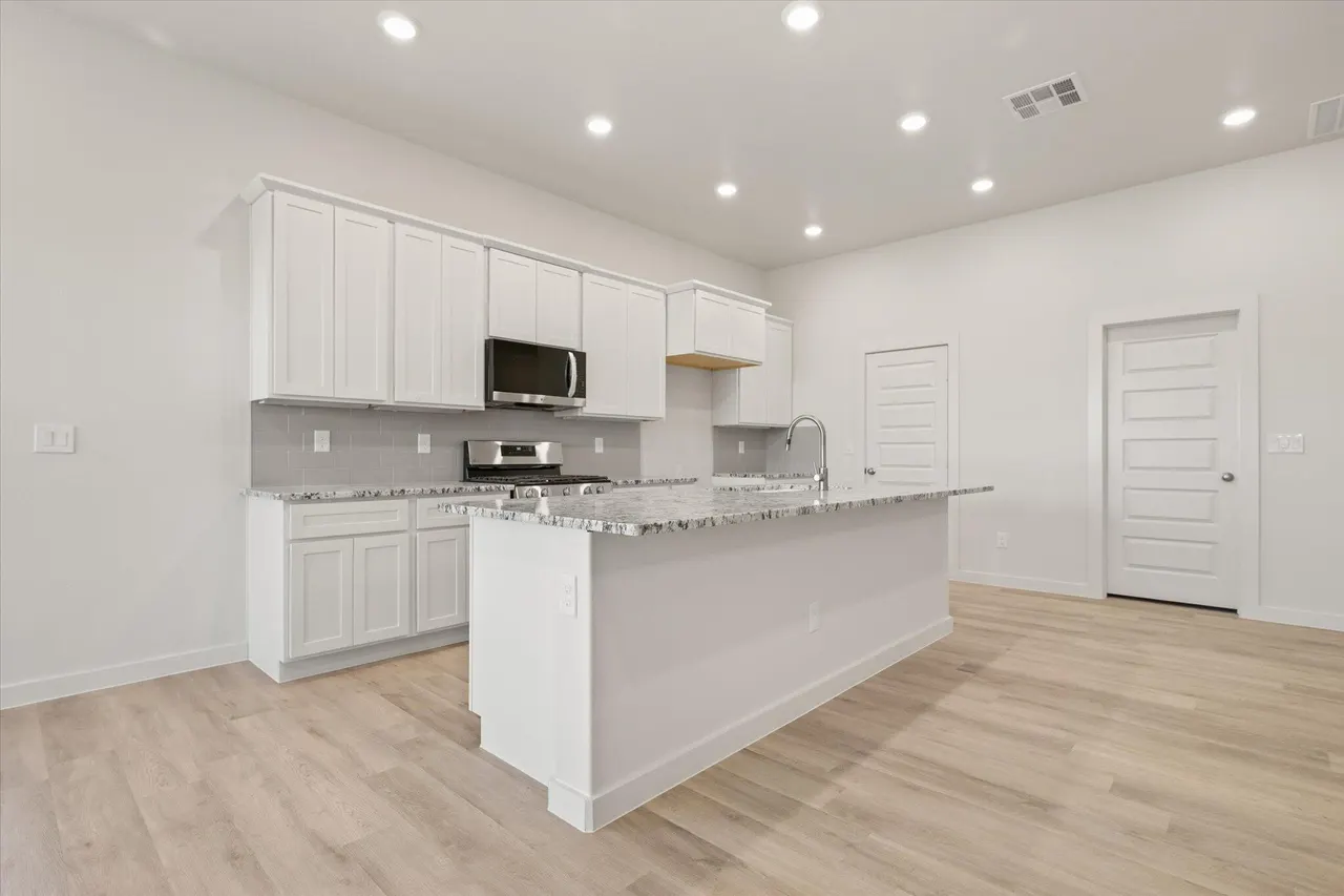 Photo 11 — 6928 53rd Street, Lubbock, TX 79407