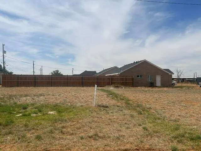 Photo 2 — 111 Avenue V, Levelland, TX 79336
