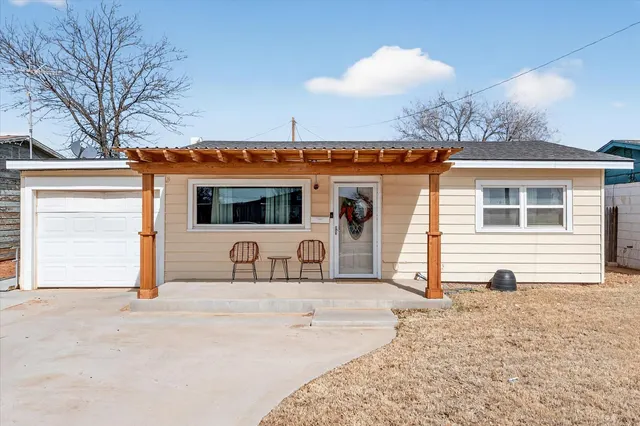 Photo 2 — 513 E Park Lane, Brownfield, TX 79316