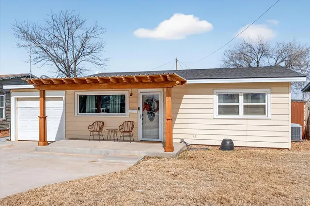 Photo 3 — 513 E Park Lane, Brownfield, TX 79316