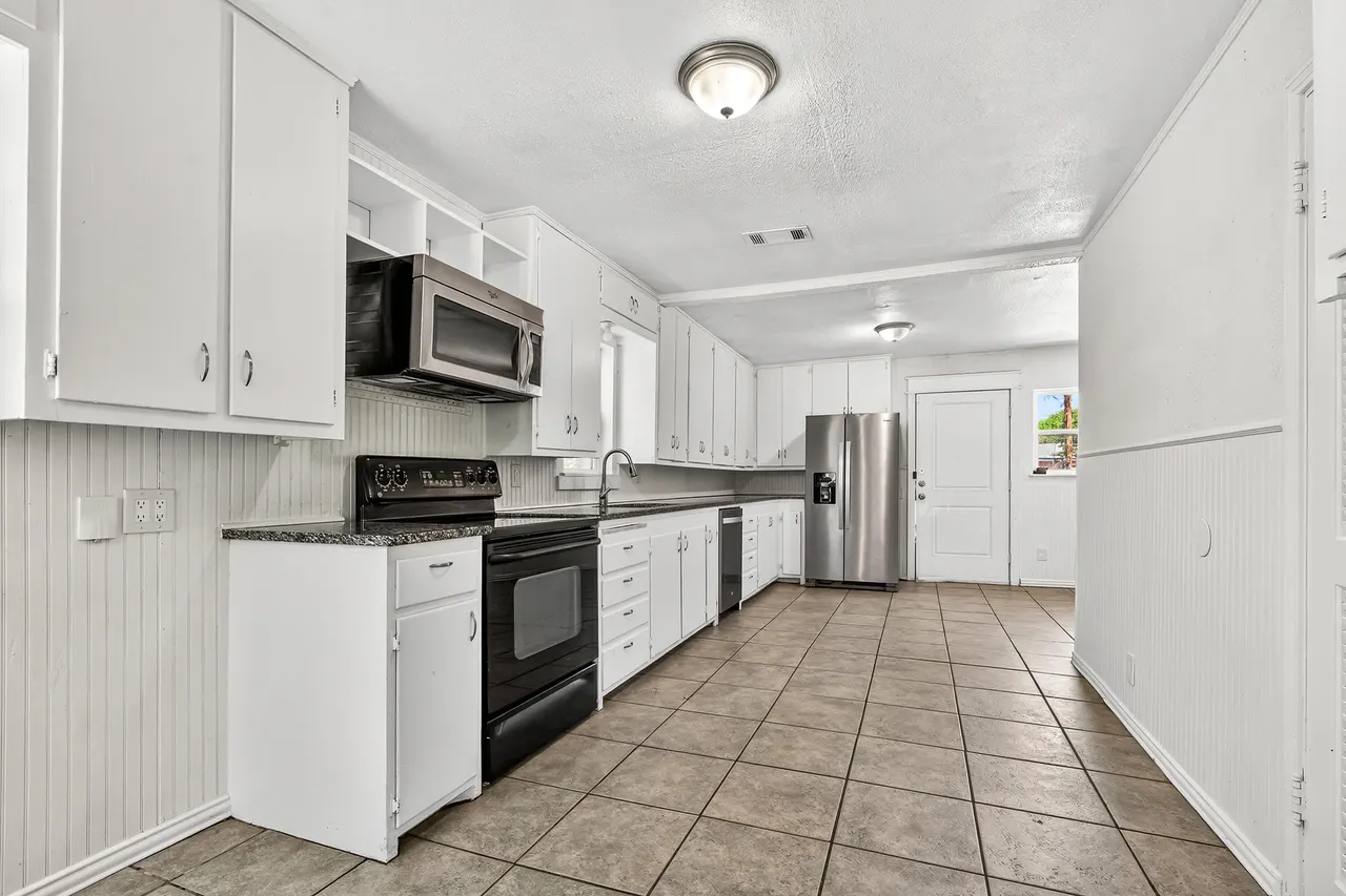 Photo 10 — 2426 31st Street, Lubbock, TX 79411